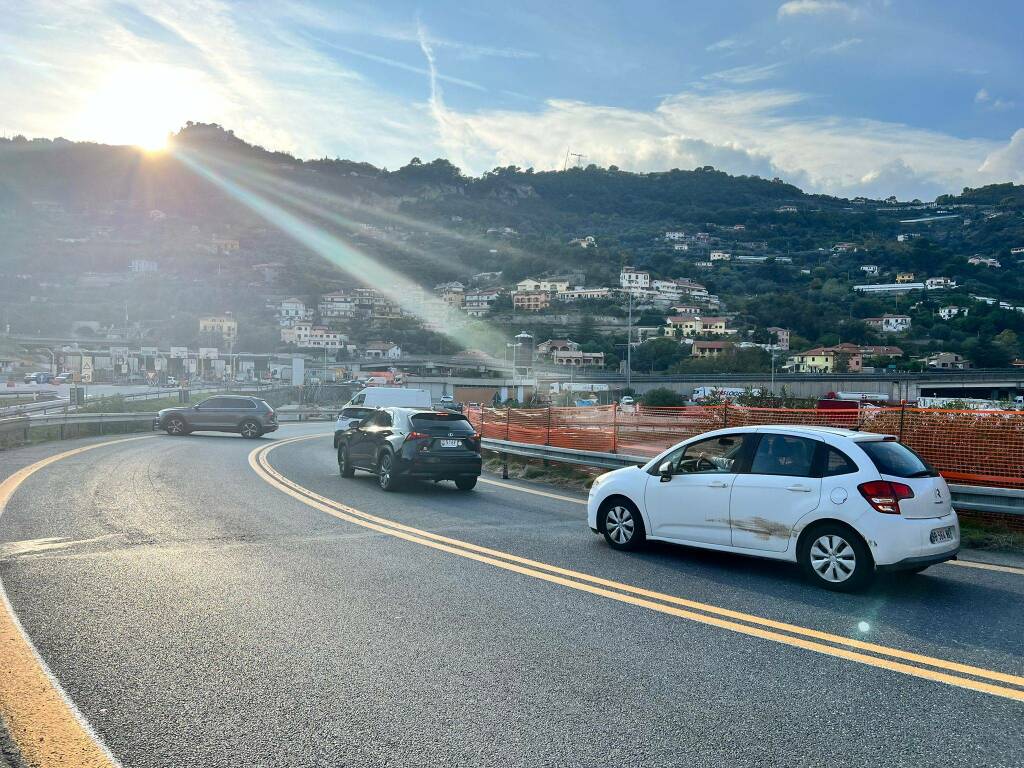 Pedoni in carreggiata, autostrada tra Ventimiglia e il confine di Stato chiusa per un’ora