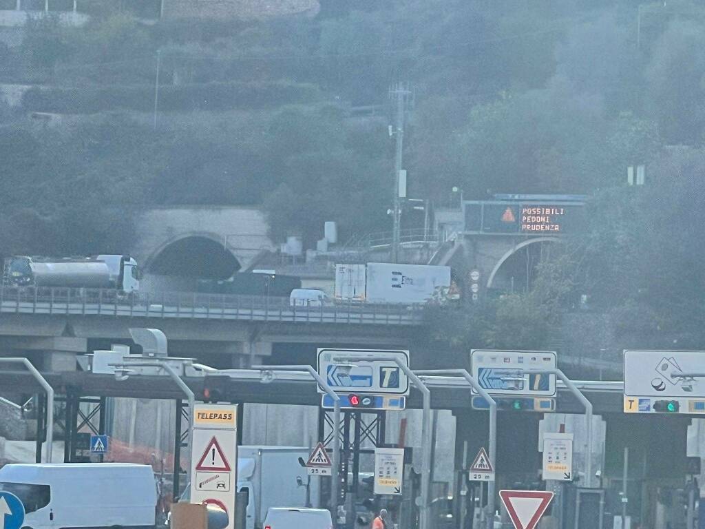 Pedoni in carreggiata, autostrada tra Ventimiglia e il confine di Stato chiusa per un’ora