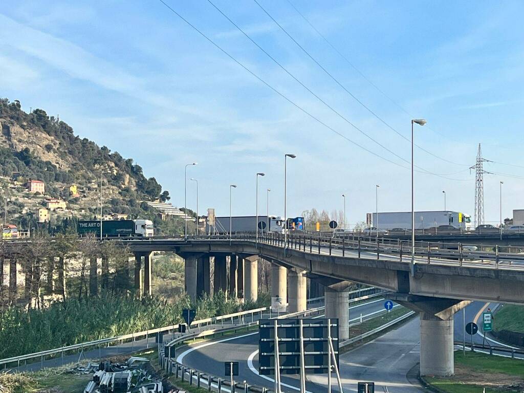 Pedoni in carreggiata, autostrada tra Ventimiglia e il confine di Stato chiusa per un’ora