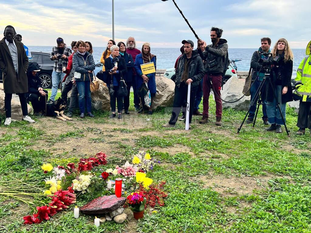 Ventimiglia, a Ponte San Ludovico il saluto ad Ahmed Safi: il 19enne morto nel tentativo di attraversare la frontiera