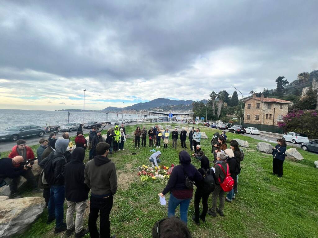 Ventimiglia, a Ponte San Ludovico il saluto ad Ahmed Safi: il 19enne morto nel tentativo di attraversare la frontiera