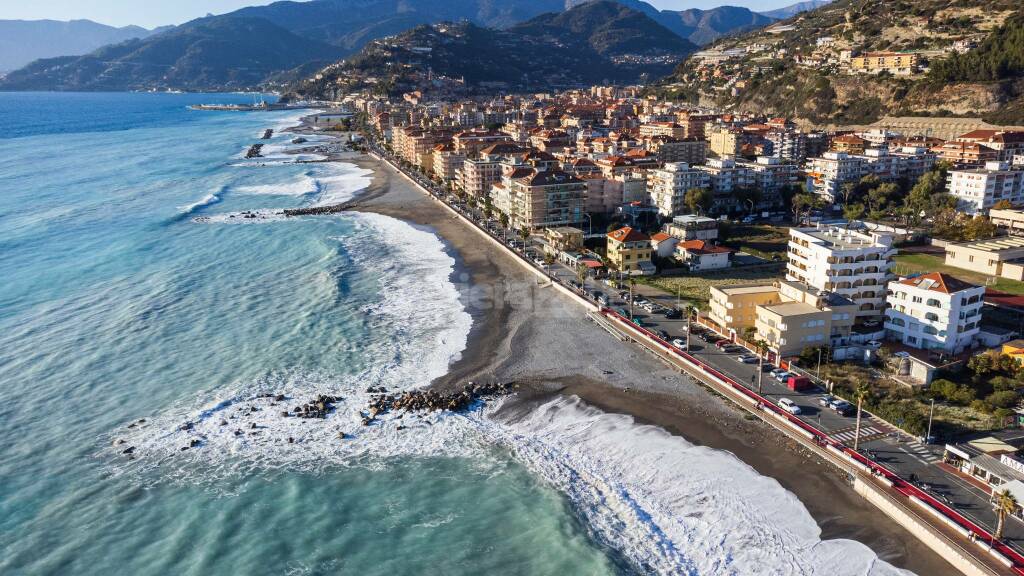 ventimiglia drone forte porto ciclabile nervi anfiteatro spiagge