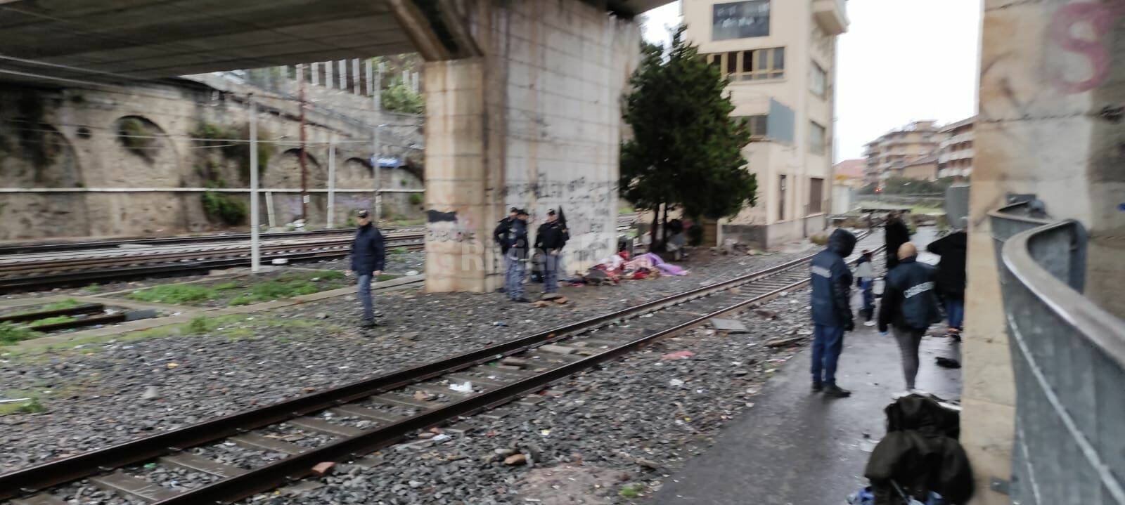 Sgombero migranti in stazione, si fermano i treni da e per Ventimiglia