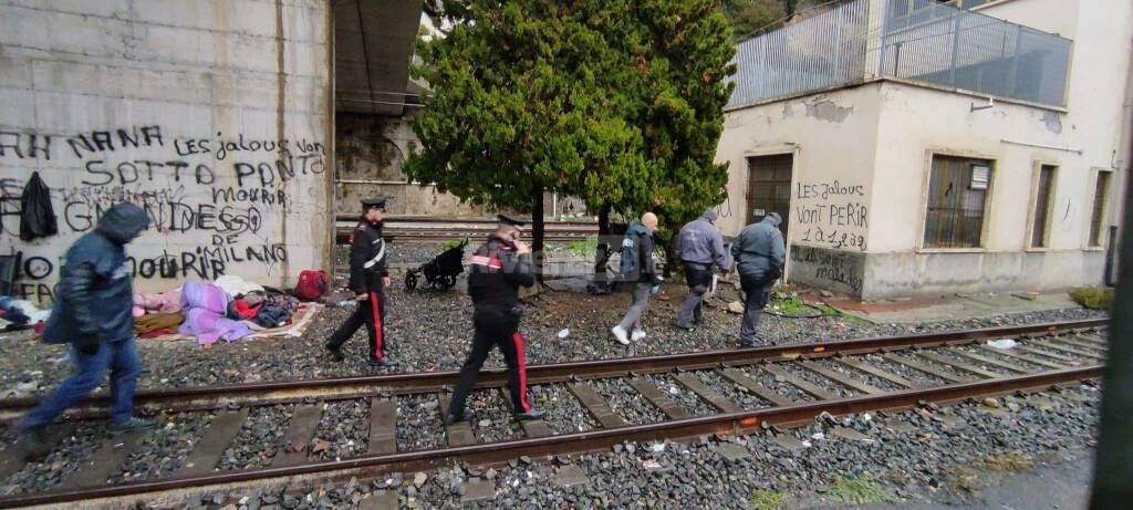 Sgombero migranti in stazione, si fermano i treni da e per Ventimiglia