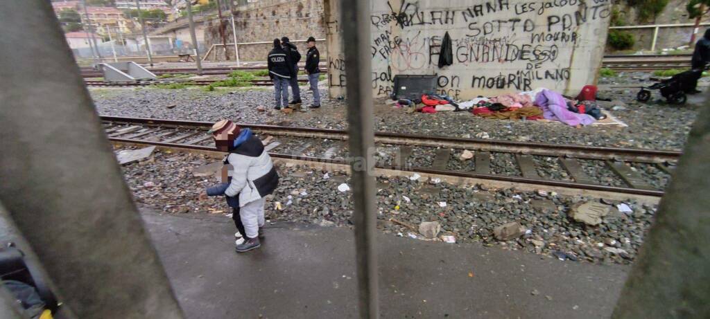 Sgombero migranti in stazione, si fermano i treni da e per Ventimiglia