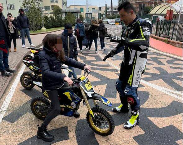 Giornata sulle due ruote per i piccoli pazienti del Gaslini di Genova con la Scuola Federale Velocità