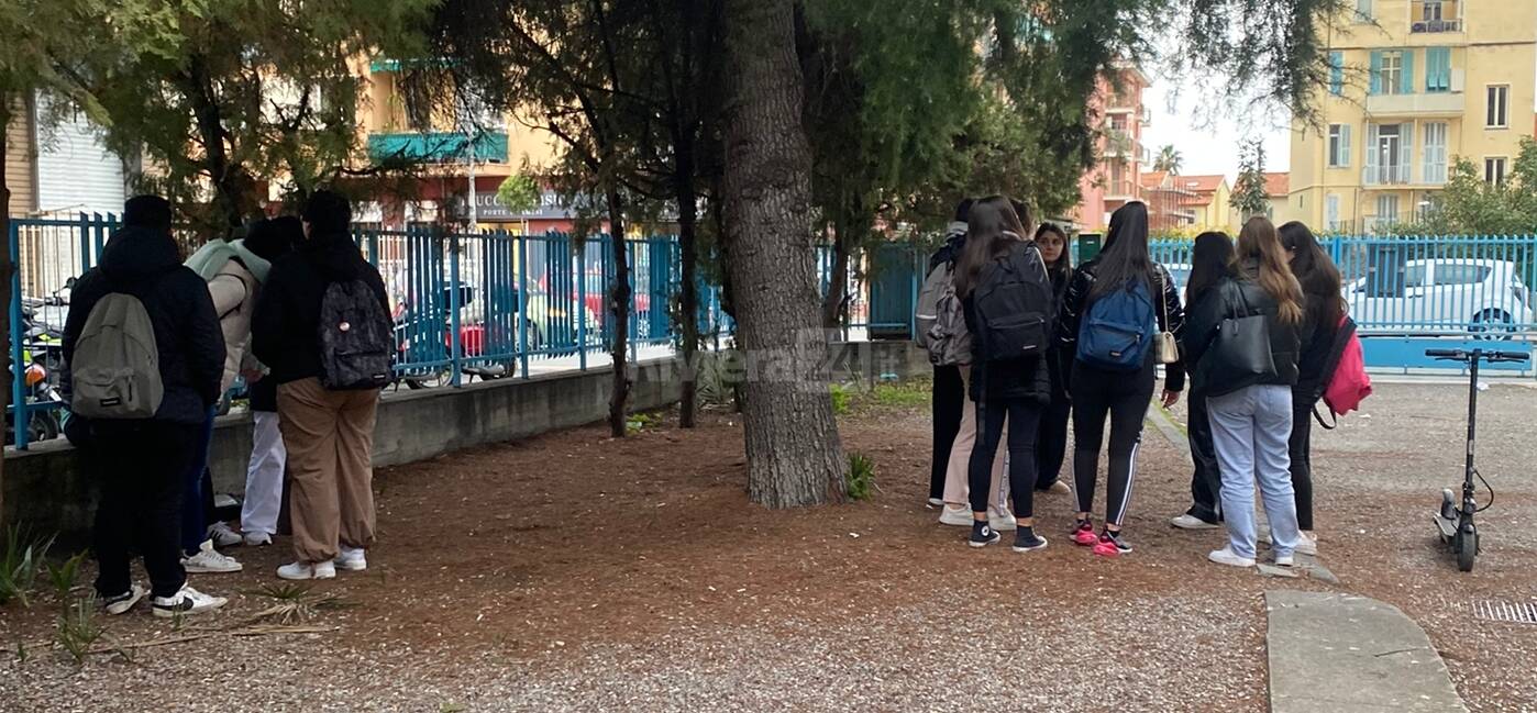 protesta studenti marco polo ventimiglia aule al freddo