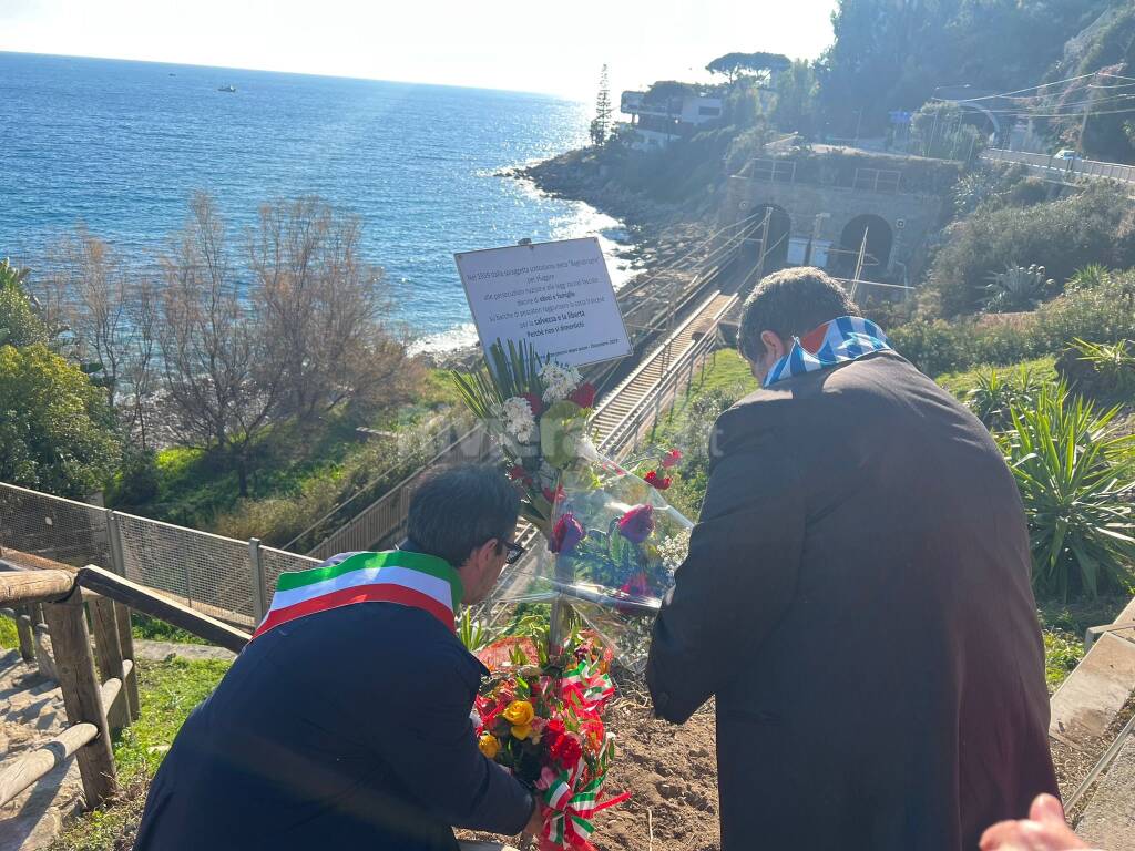 Gli alunni della scuola Rodari piantano l'ulivo della memoria: per ricordare i cittadini di Bordighera deportati e uccisi durante la Shoah