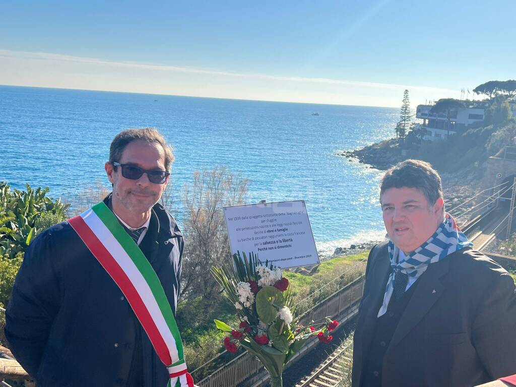 Gli alunni della scuola Rodari piantano l'ulivo della memoria: per ricordare i cittadini di Bordighera deportati e uccisi durante la Shoah