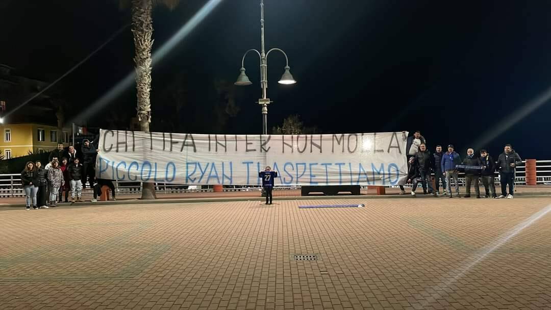 “Chi tifa Inter non molla”, la “nord” di San Siro porta a Ventimiglia lo striscione dedicato al piccolo Ryan