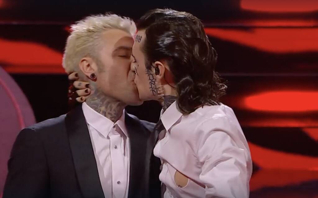 bacio fedez rosa chemical