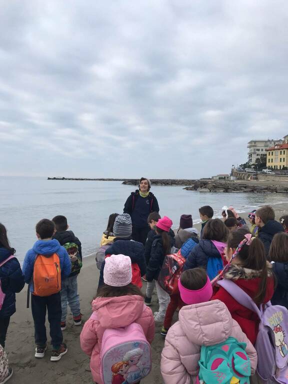 Imperia, bio passeggiata e pulizia del litorale per i piccoli esploratori del mare