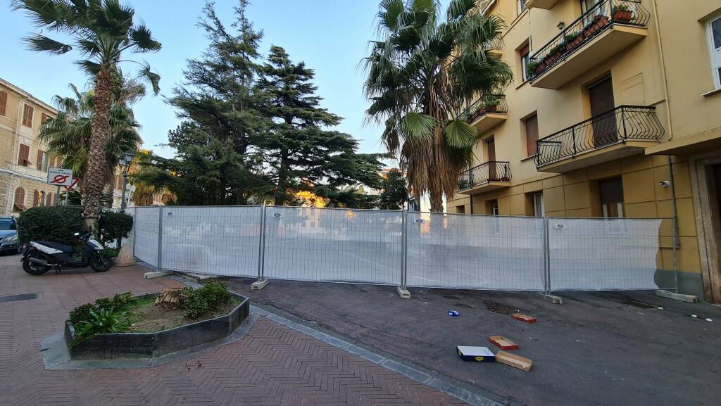 Iniziati i lavori a Piazza Roma: parco chiuso al pubblico e giochi smontati