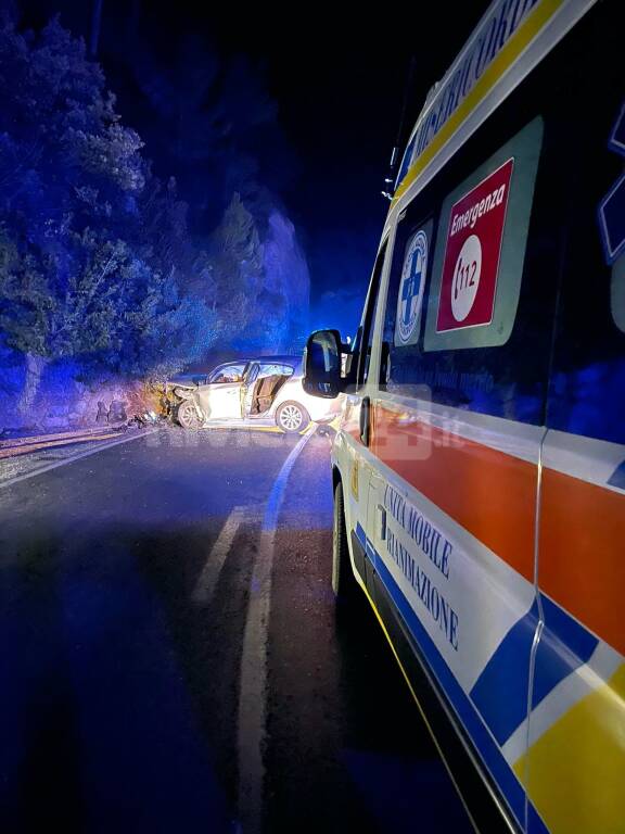 incidente val roja auto distrutta