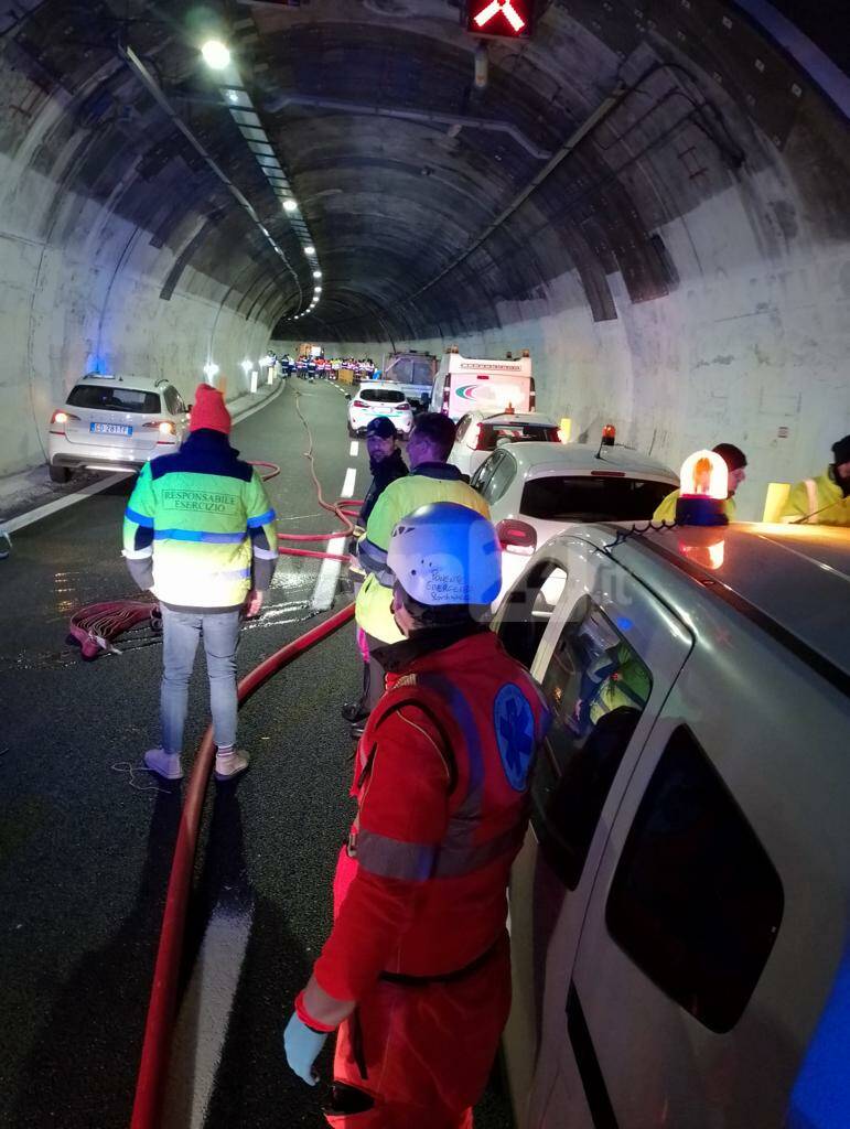 Bordighera, scontro tra auto e tir in galleria sull’A10: ma è un’esercitazione