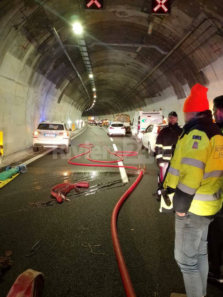 Bordighera, scontro tra auto e tir in galleria sull’A10: ma è un’esercitazione