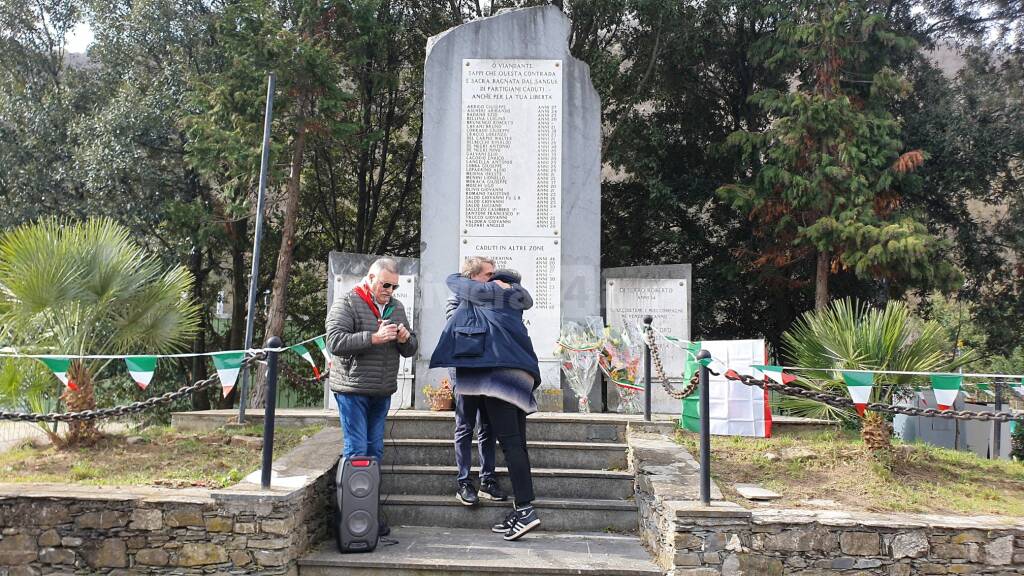 Pieve di Teco, inaugurata la targa in memoria dell&#8217;onorevole Manfredo Manfredi e celebrato il ricordo di Roberto Di Ferro