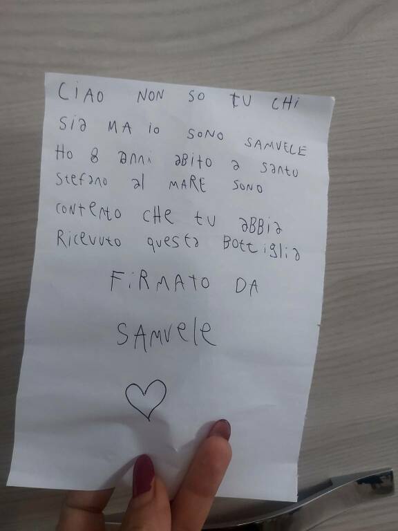 Un messaggio nella bottiglia da Santo Stefano al Mare a Imperia. I bambini scelgono ancora le favole