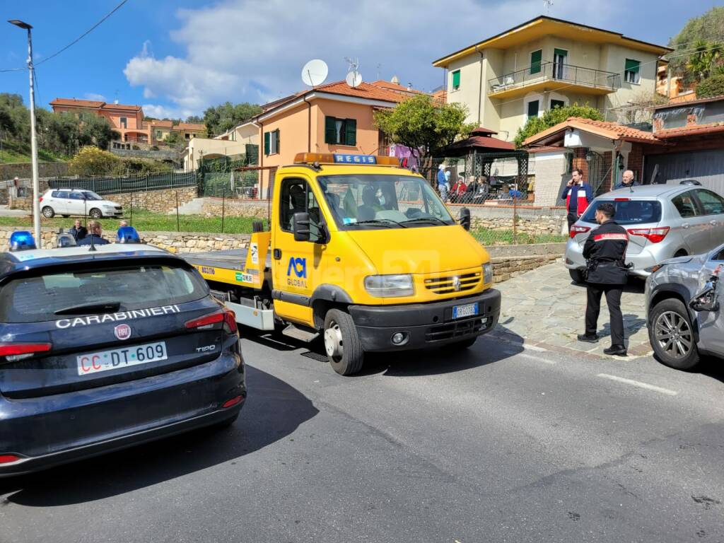 Diano Marina, si ribalta con l’auto, uomo rimane incastrato