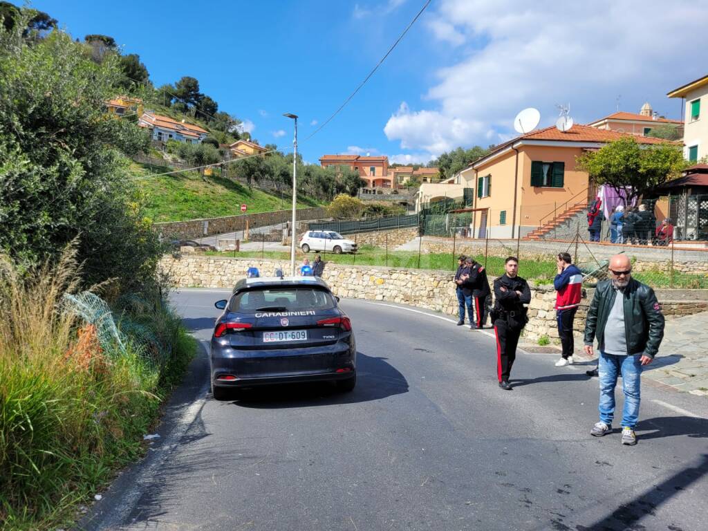 Diano Marina, si ribalta con l’auto, uomo rimane incastrato