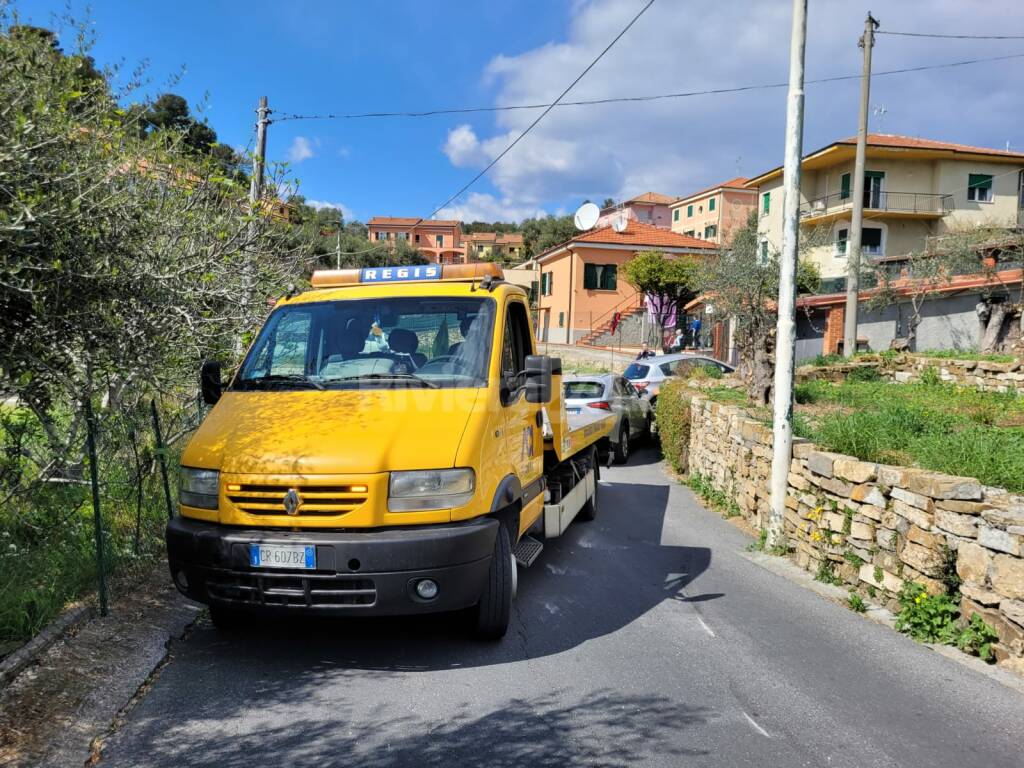 Diano Marina, si ribalta con l’auto, uomo rimane incastrato