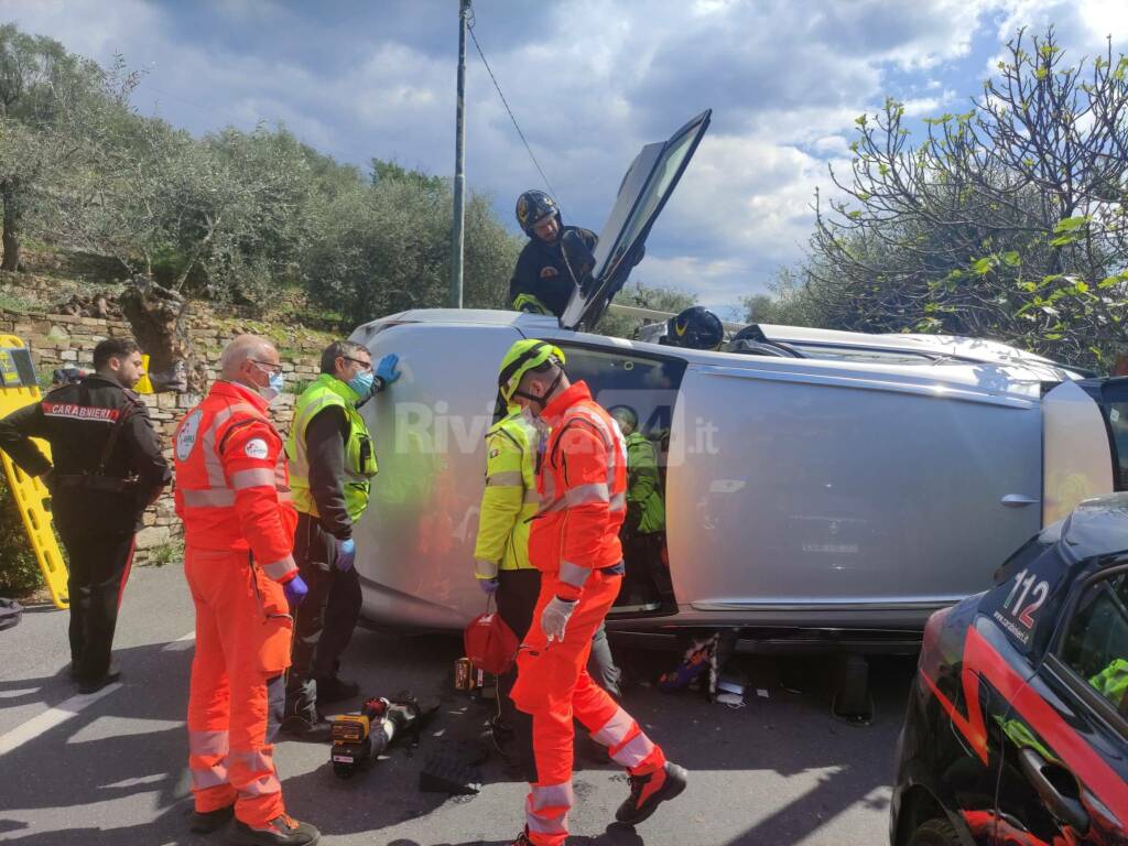 Diano Marina, si ribalta con l’auto, uomo rimane incastrato