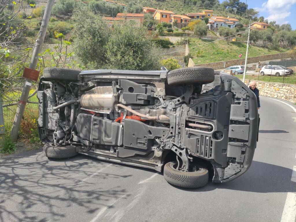 Diano Marina, si ribalta con l’auto, uomo rimane incastrato