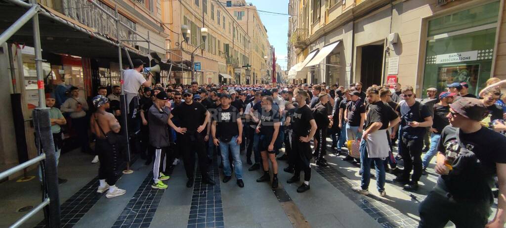 Gli ultra del Basilea respinti in frontiera invadono Sanremo, delirio in via Matteotti