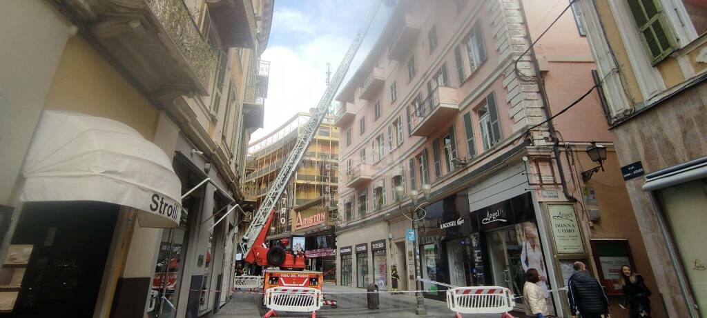 Sanremo, caduta calcinacci da palazzo in via Matteotti. Strada chiusa