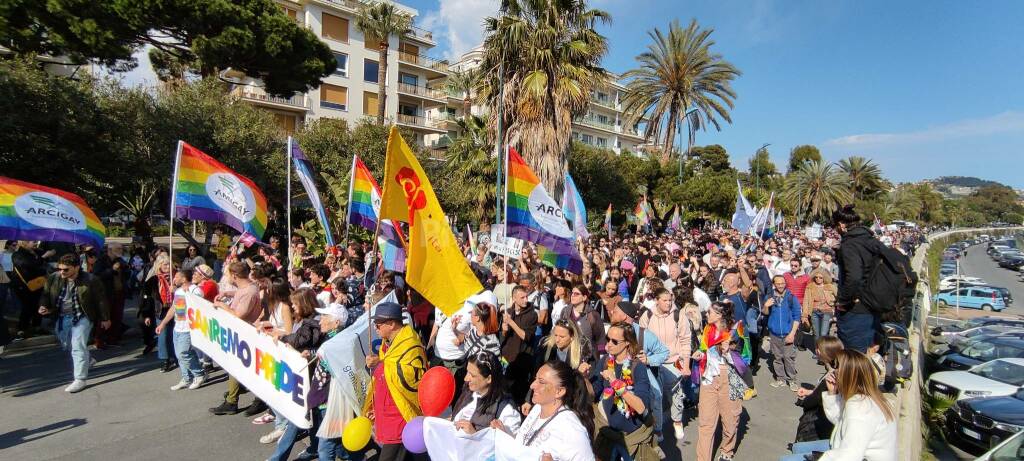 Il corteo arcobaleno invade Sanremo, in 2500 mila al Pride