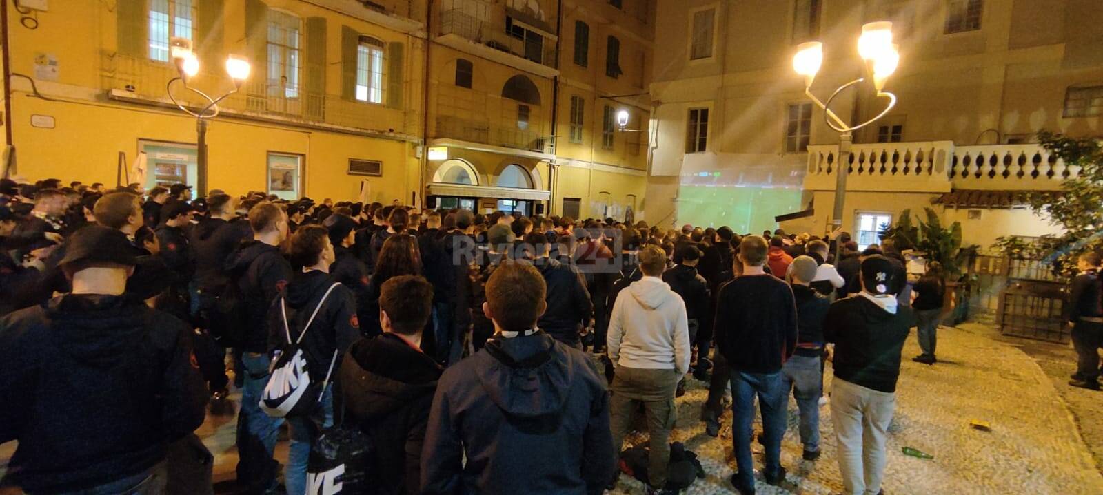 Gli ultrà del Basilea si radunano in piazza Borea, maxi schermo portatile e cordone di sicurezza