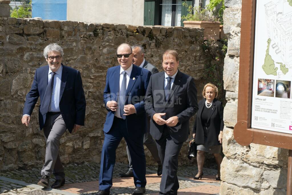 “500 Monaco Dolceacqua&#8221;, il principe Alberto II inaugura la mostra nel castello dei Doria