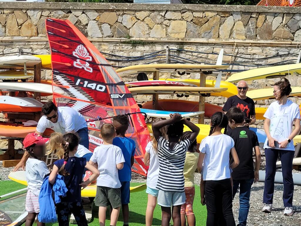 Imparare il rispetto del mare assieme ad un campione di windsurf: l’iniziativa oggi a Imperia