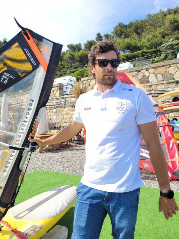 Imparare il rispetto del mare assieme ad un campione di windsurf: l’iniziativa oggi a Imperia