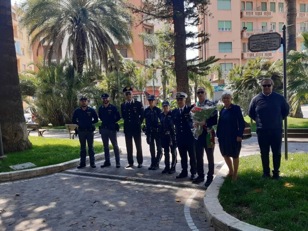 Giornata della Legalità, a Sanremo deposto mazzo di fiori alla base della targa di Falcone, Borsellino e delle loro scorte