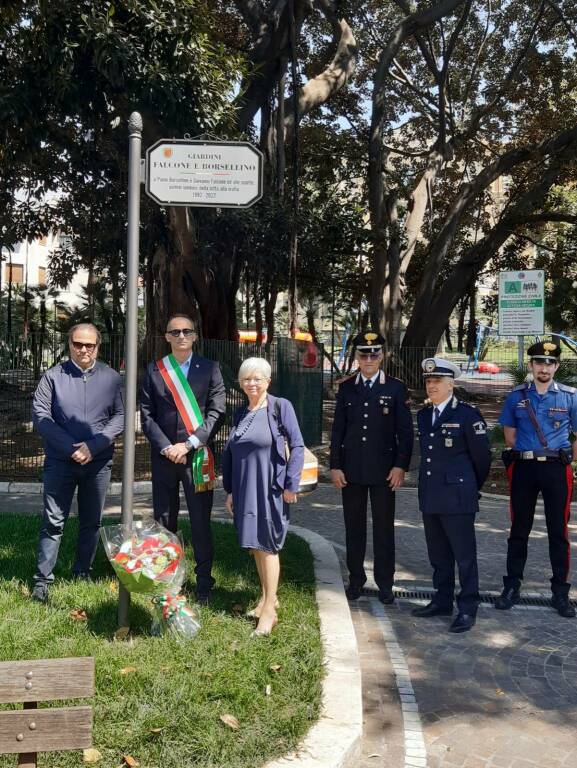 Giornata della Legalità, a Sanremo deposto mazzo di fiori alla base della targa di Falcone, Borsellino e delle loro scorte