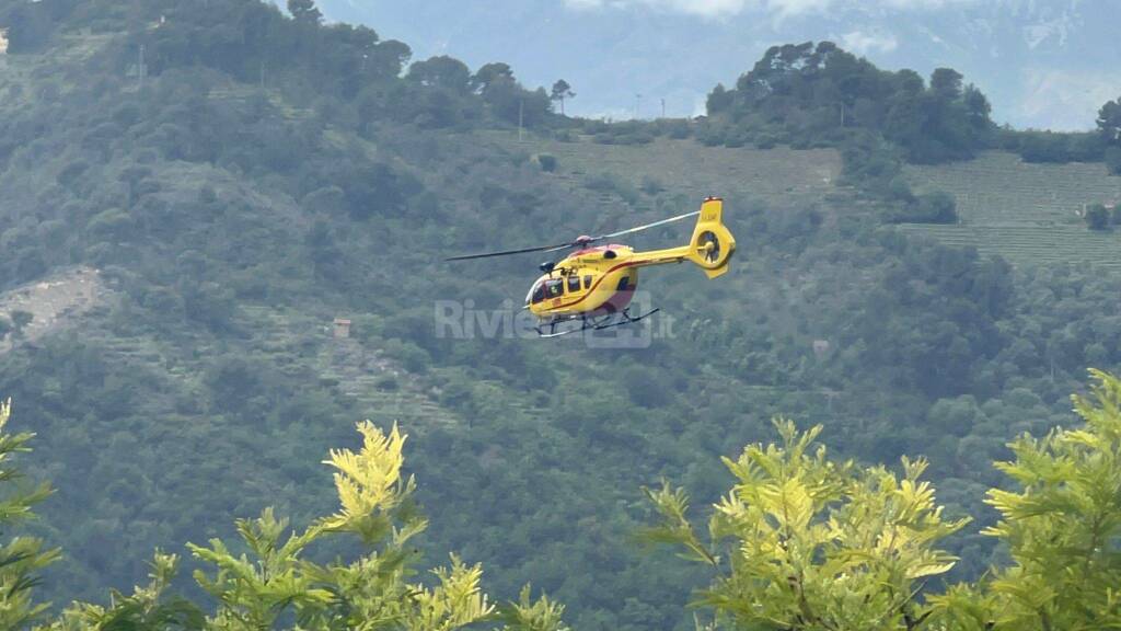 Operaio cade da ponteggio a Perinaldo, in volo Grifo