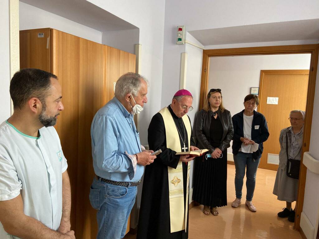 Il vescovo Suetta in visita all’Hospice di Sanremo