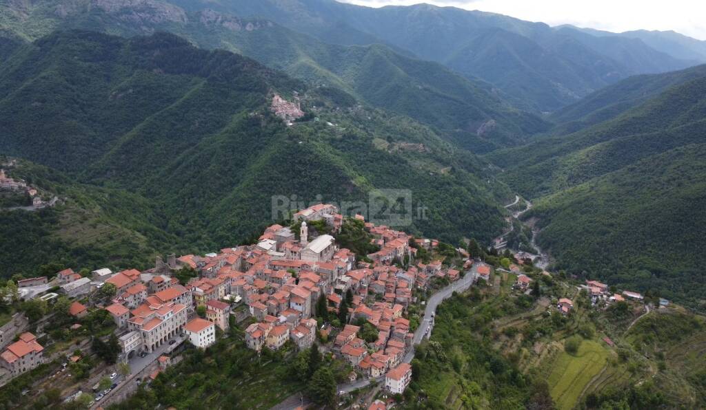 Carmo Langan, branco di cani pastore aggredisce ciclista