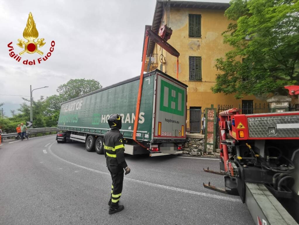 Camion incastrato sulla strada per Nava, il sindaco di Pornassio: «Interdire transito ai tir sulla SS28»