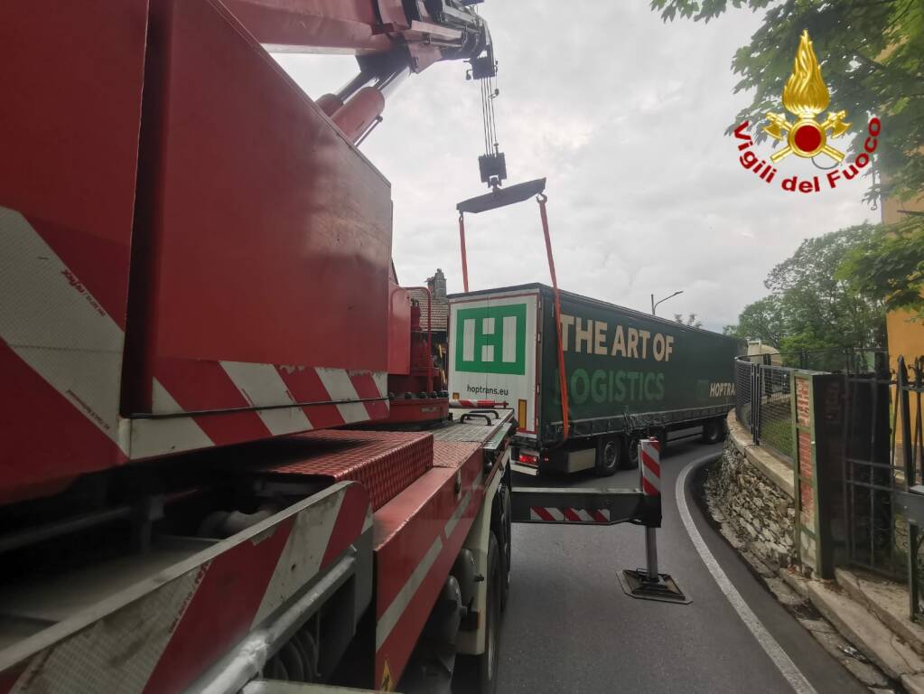 Camion incastrato sulla strada per Nava. Traffico in tilt