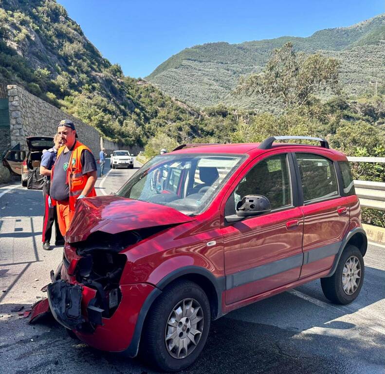 Auto contro un muro sulla strada provinciale della Valle Argentina