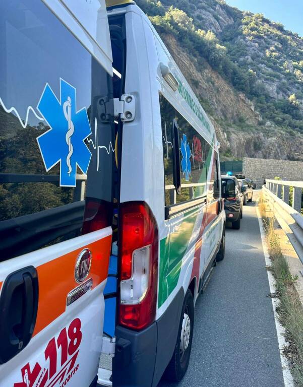 Auto contro un muro sulla strada provinciale della Valle Argentina