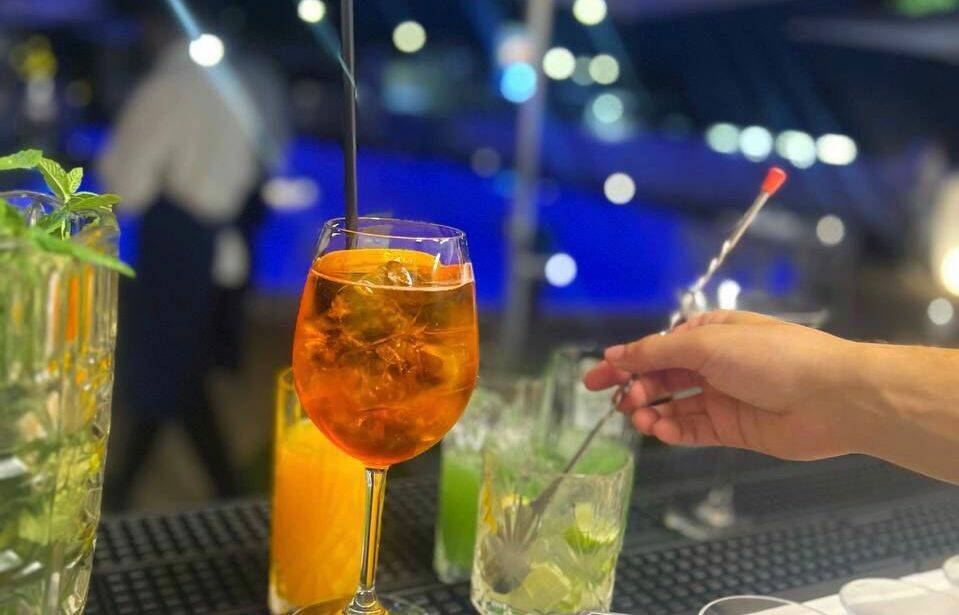 Tapas e cocktails, vieni a scoprire il lounge bar a bordo piscina di Acqua Sanremo