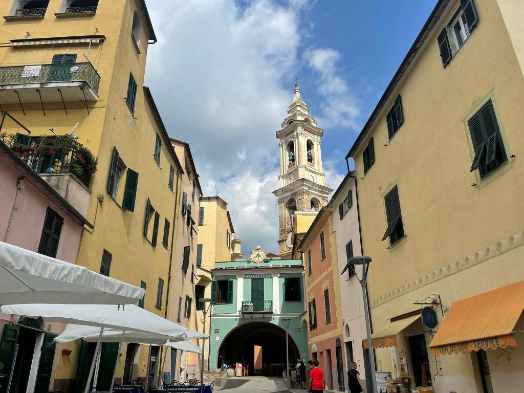 “Per le vie del borgo”, a Dolcedo in scena lo spettacolo “La buonasera”