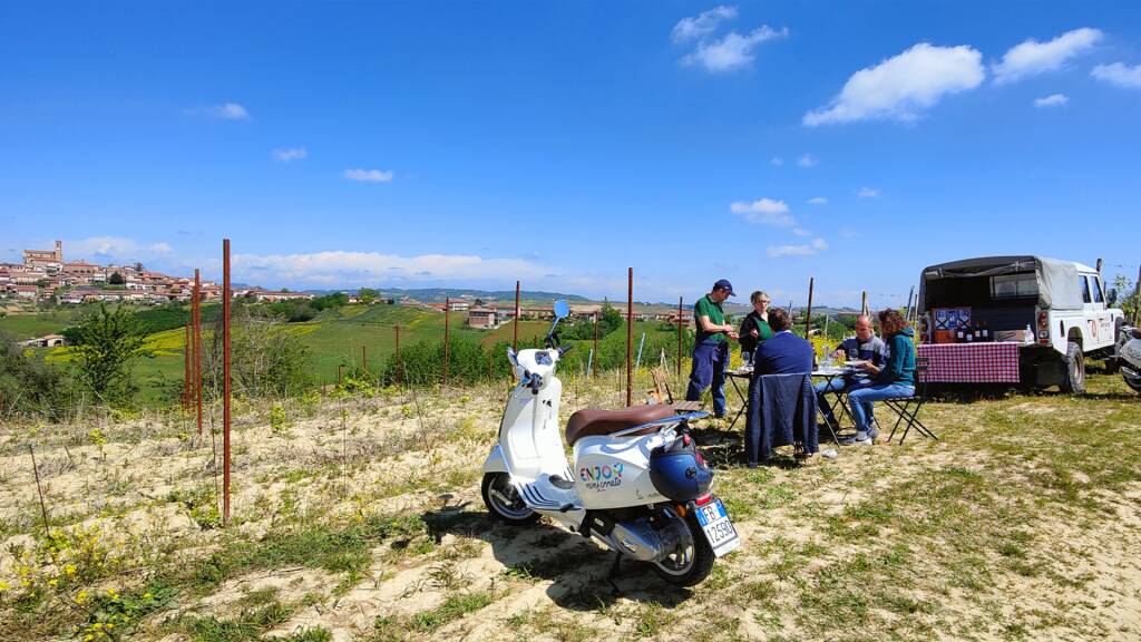 Con Enjoy Monferrato viaggio nel tempo e nella bellezza a bordo di una vespa