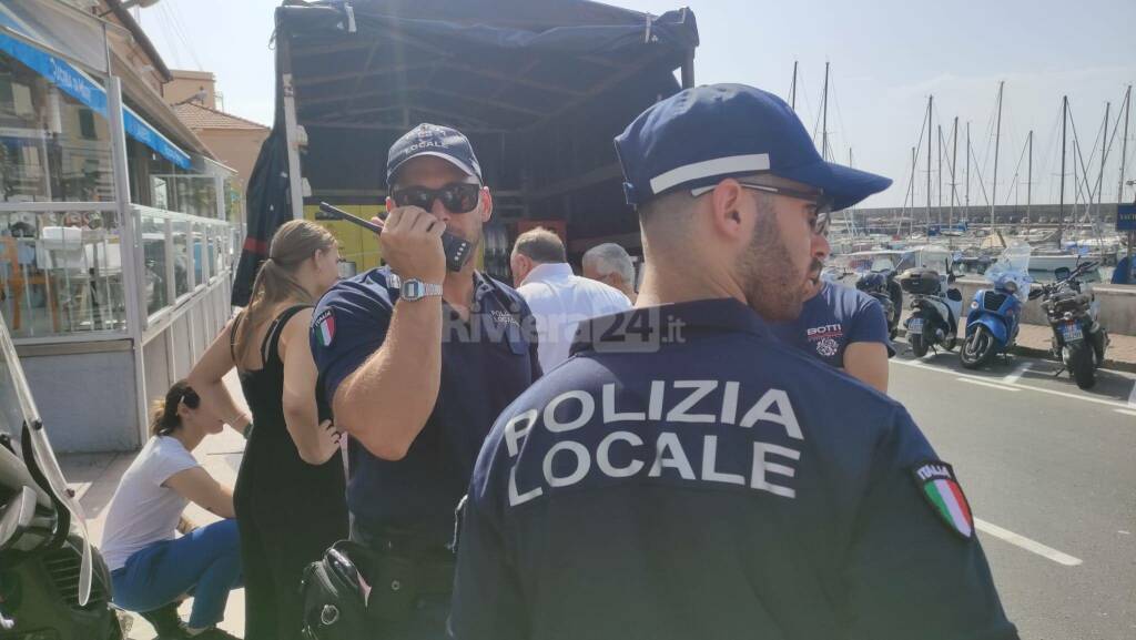 Per rubare una cassa di Estathé travolge ambulante e sbatte contro un furgone