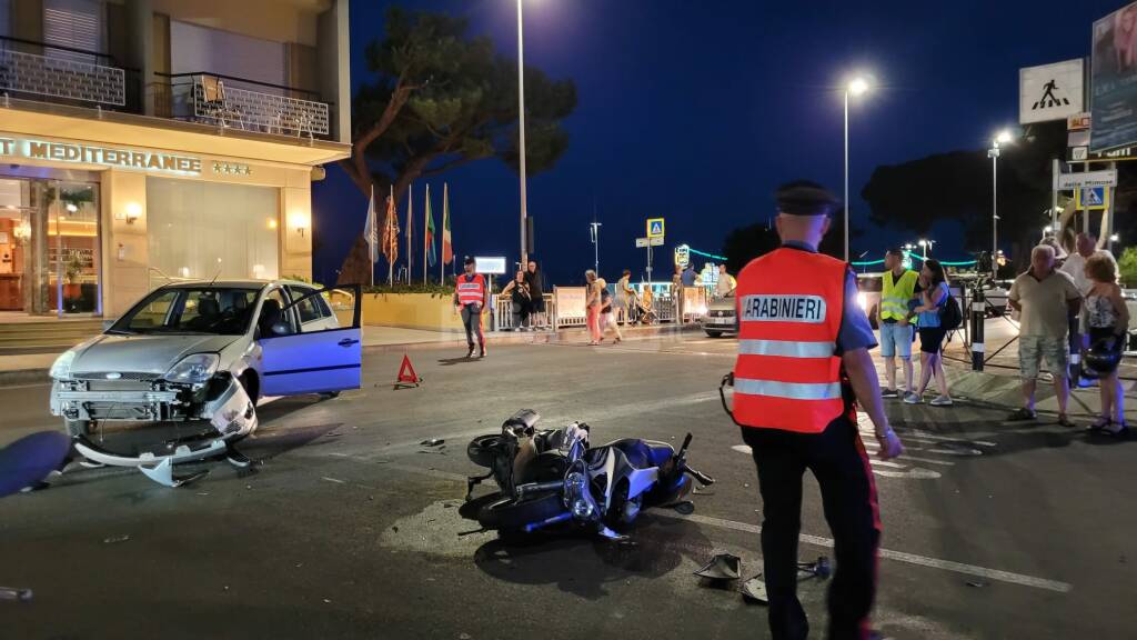 Scontro tra auto e scooter a Diano Marina, un ferito