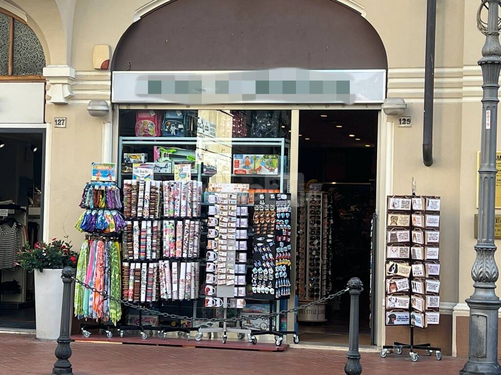 Bordighera, bazar perde la licenza per il suolo pubblico. Il titolare: «Non riesco a capire perché»