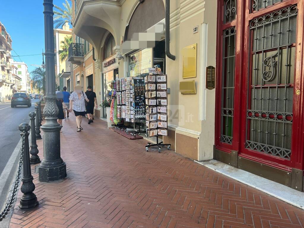 Bordighera, bazar perde la licenza per il suolo pubblico. Il titolare: «Non riesco a capire perché»